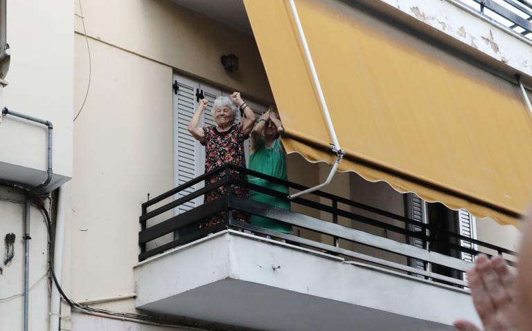 Η γιαγιά που βγήκε στο μπαλκόνι με υψωμένες γροθιές στο newsit.gr: «Έκλαψα! Το έκανα με την καρδιά μου για τον Παύλο»