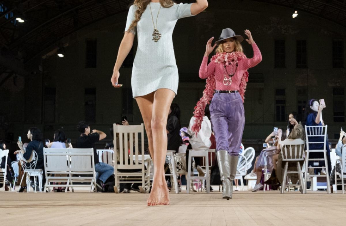 Έσπασε το τακούνι της και περπάτησε ξυπόλυτη στην πασαρέλα!