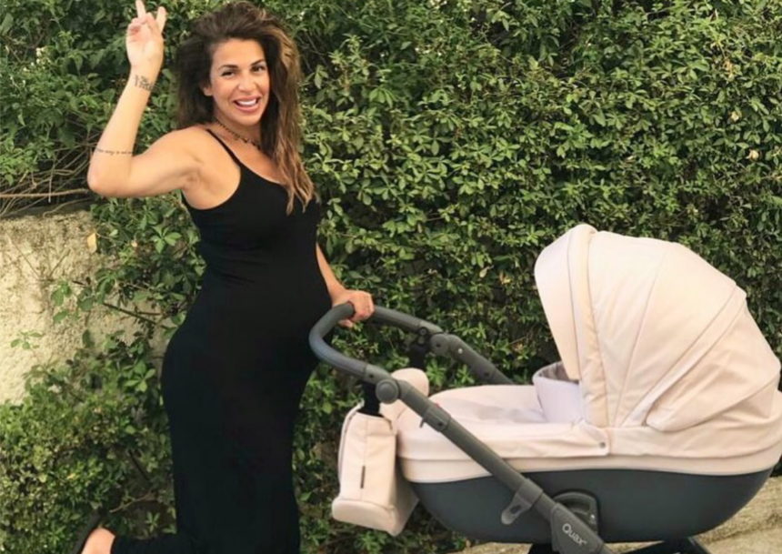 Ελένη Χατζίδου: Θηλάζει τη νεογέννητη κόρη της και απαθανατίζει σε βίντεο τη στιγμή!