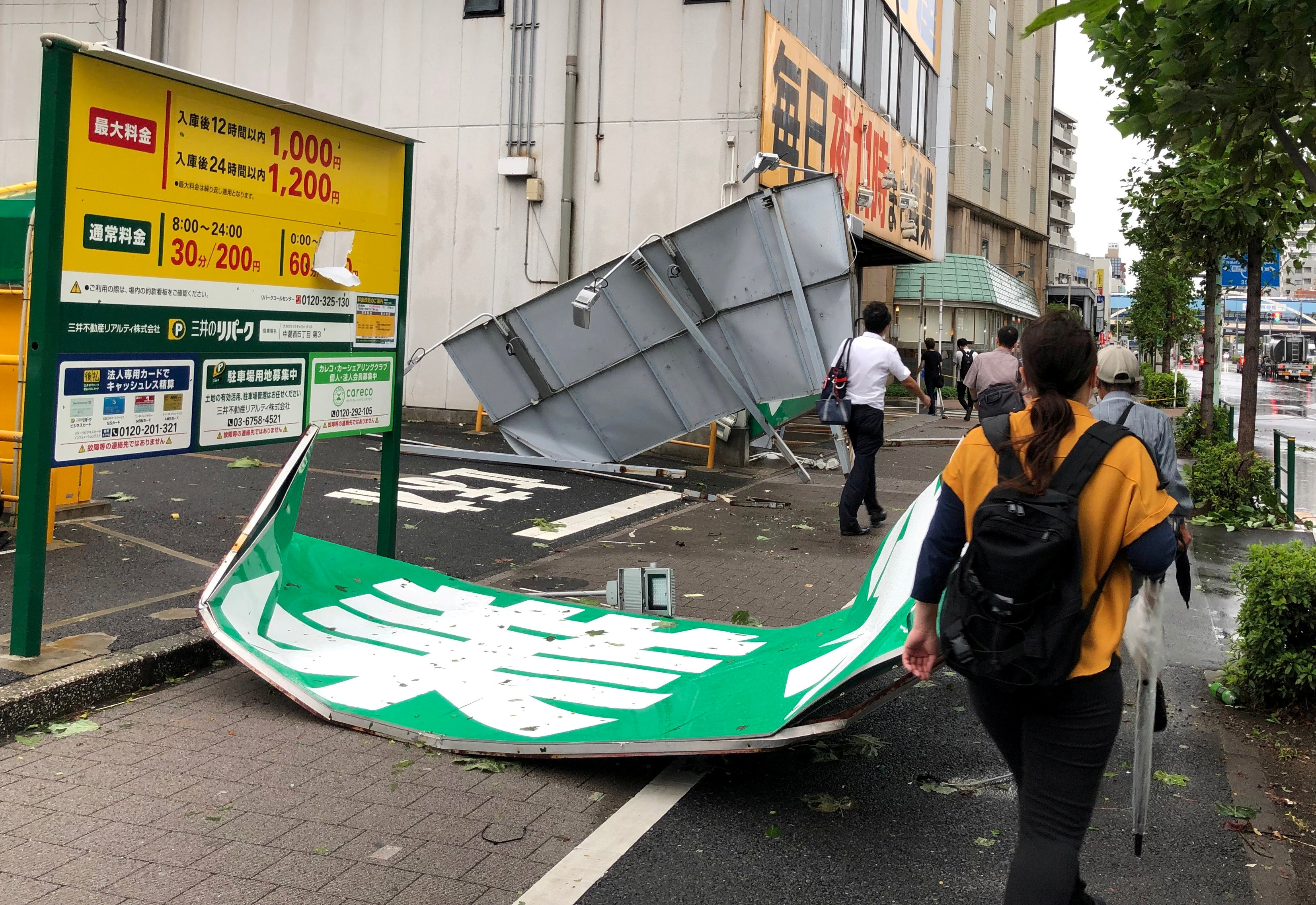 Τυφώνας Φασάι: “Χτύπησε” το Τόκιο με 216 χιλιόμετρα την ώρα! Η στιγμή που “σαρώνει” την πόλη