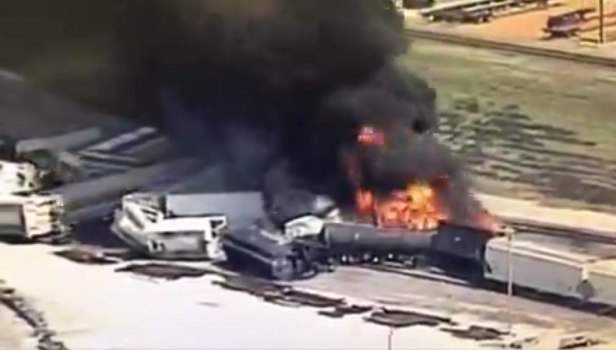 Τρένο εκτροχιάστηκε και τυλίχθηκε στις φλόγες! Σε κατάσταση συναγερμού το Ιλινόις!