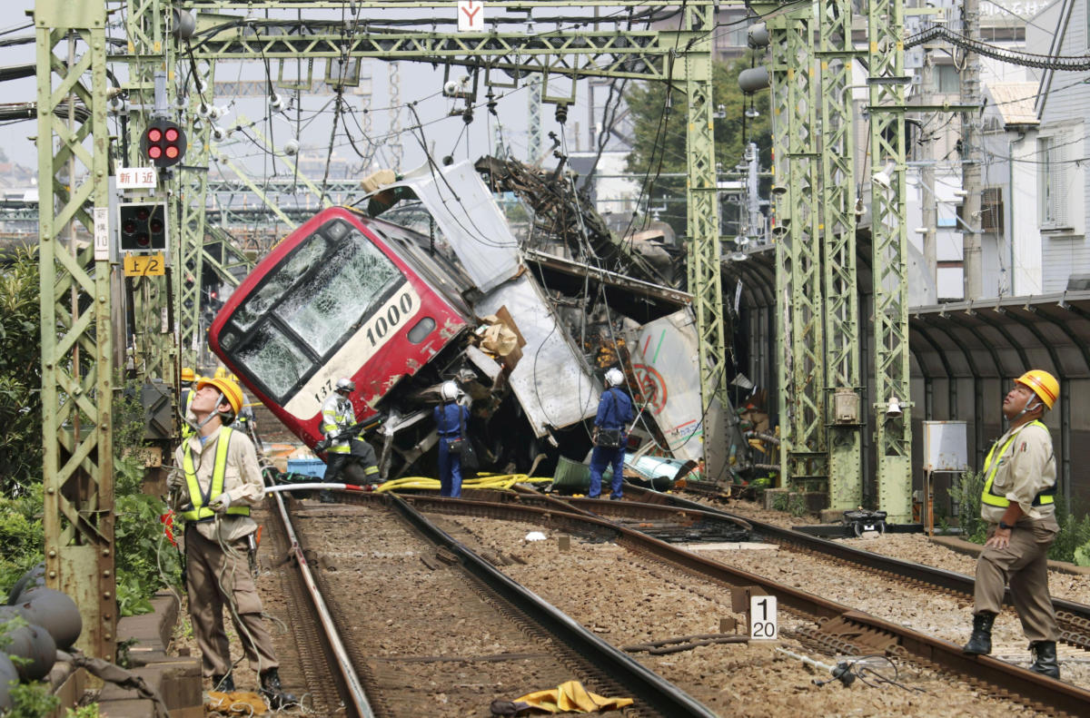 Απίστευτες εικόνες από την σύγκρουση τρένου με φορτηγό στην Ιαπωνία