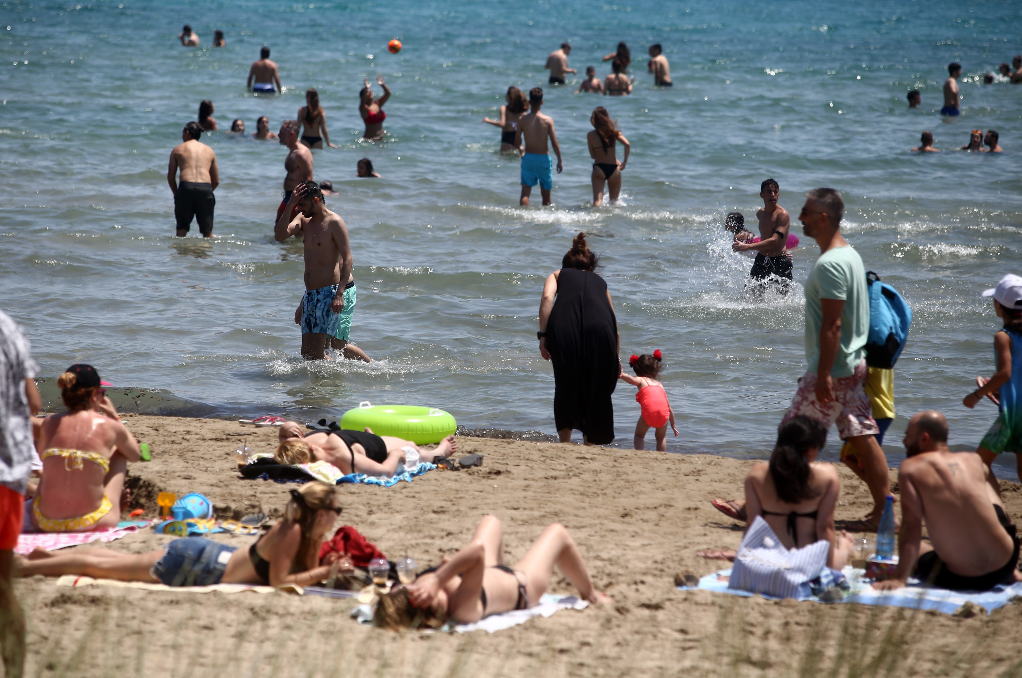 Ο κορονοϊός βάζει “κανόνες” στις παραλίες: Θάλασσα, άμμος και… κίνδυνοι