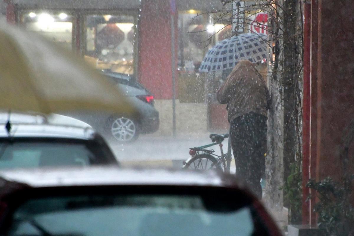 Καιρός σήμερα: Βροχές, καταιγίδες και χαλάζι! “Βουτιά” της θερμοκρασίας