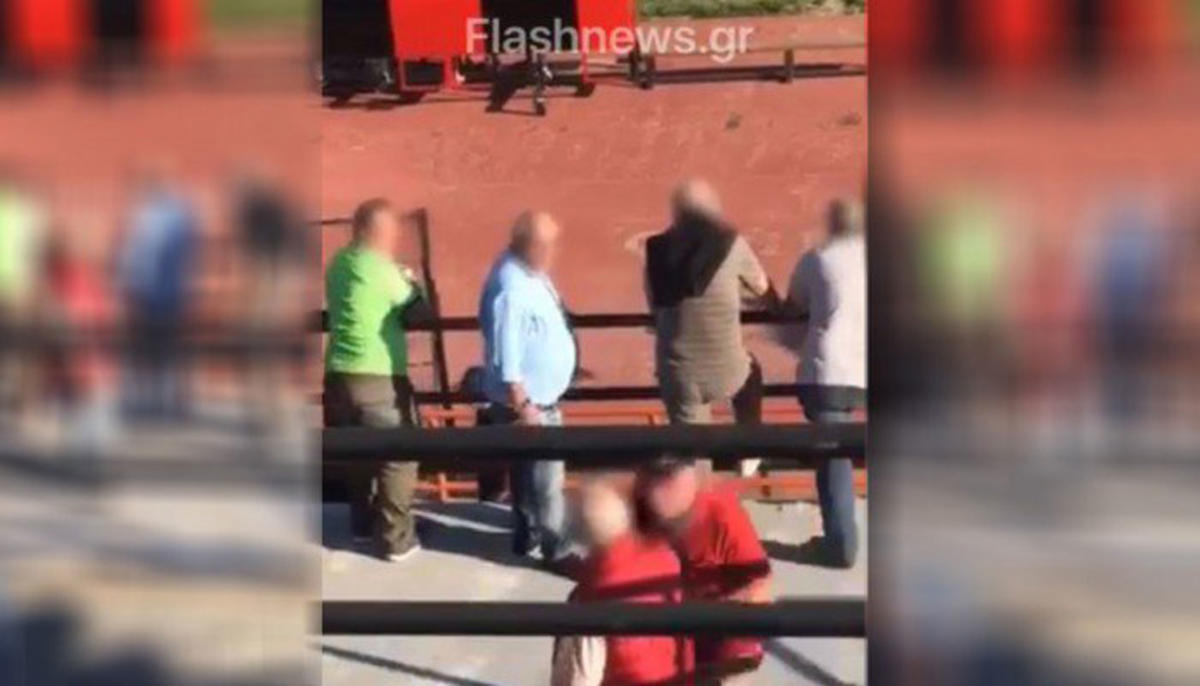 Καλαμαριά: “Ήταν η κακιά στιγμή” λέει ο 70χρονος που έσπρωξε και σκότωσε άντρα σε γήπεδο – video