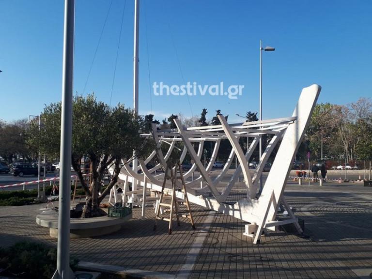 Θεσσαλονίκη: «Σαλπάρει» το καραβάκι του δημαρχείου – Συνεργεία άρχισαν να το ξεστήνουν!