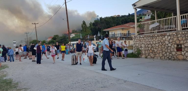 Φωτιά στην περιοχή Λουρδάτα στην Κεφαλονιά! Εκκενώθηκαν σπίτια και καταλύματα