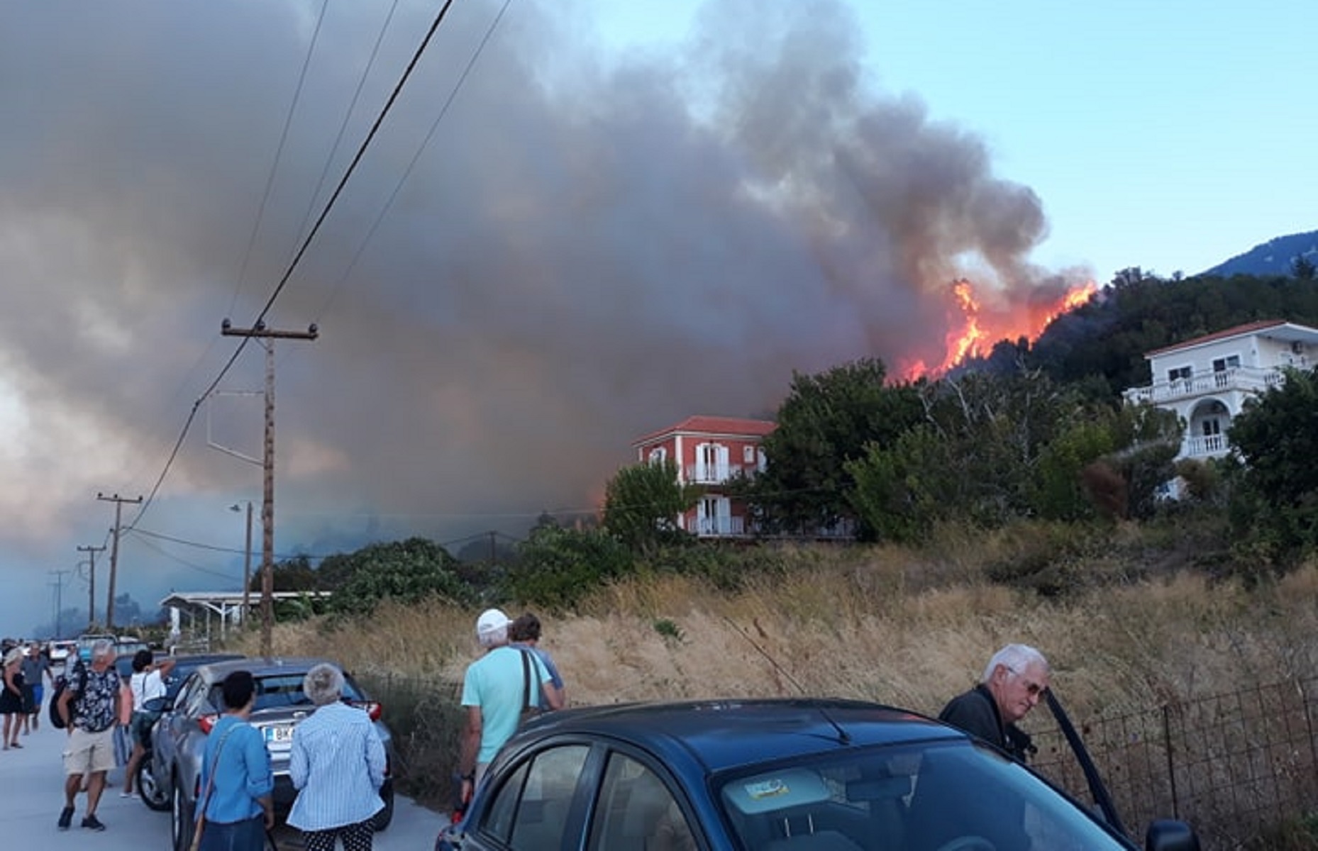 Κεφαλονία: Σε ύφεση η φωτιά στα Λουρδάτα