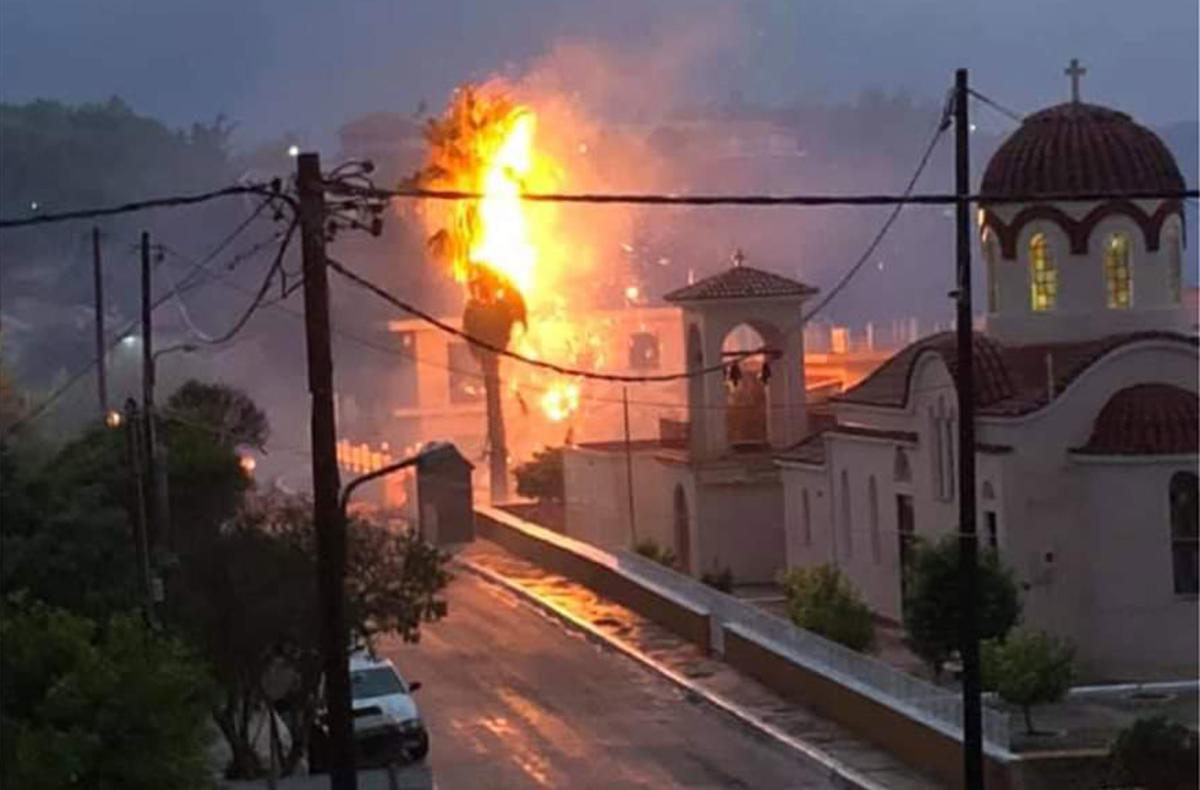 Κεφαλονιά: Παρανάλωμα του πυρός φοίνικας μετά από κεραυνό – video