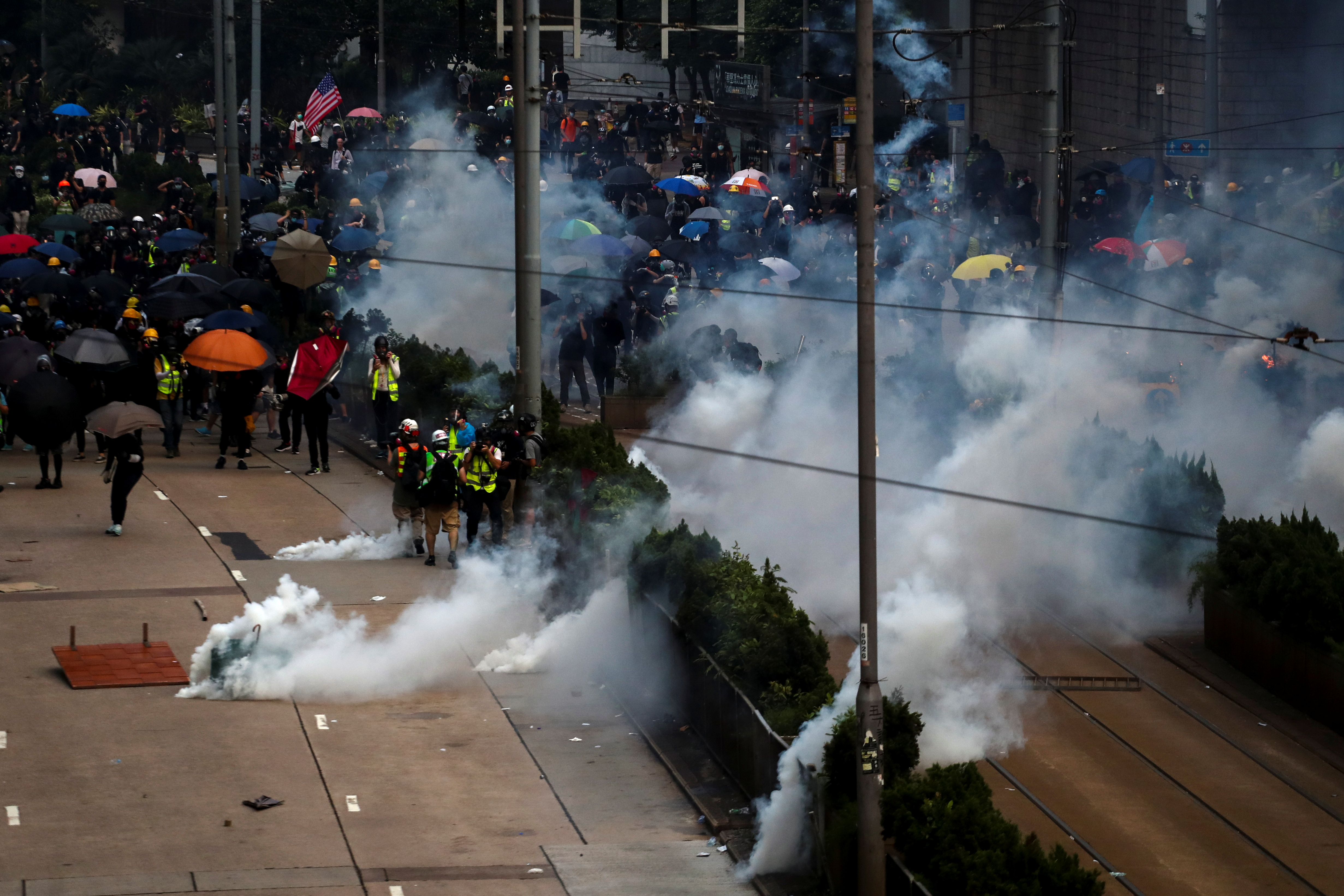 Χονγκ Κονγκ: Νέες συγκρούσεις και φωτιές στους δρόμους – Συλλήψεις διαδηλωτών – video