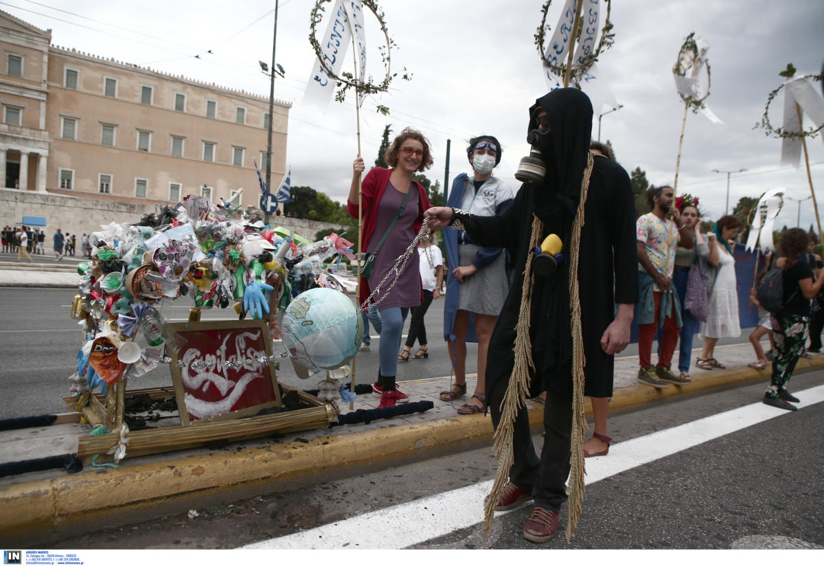 Η Αθήνα διαδηλώνει για την κλιματική αλλαγή – Η φωτογραφία της Γκρέτα Τούνμπεργκ