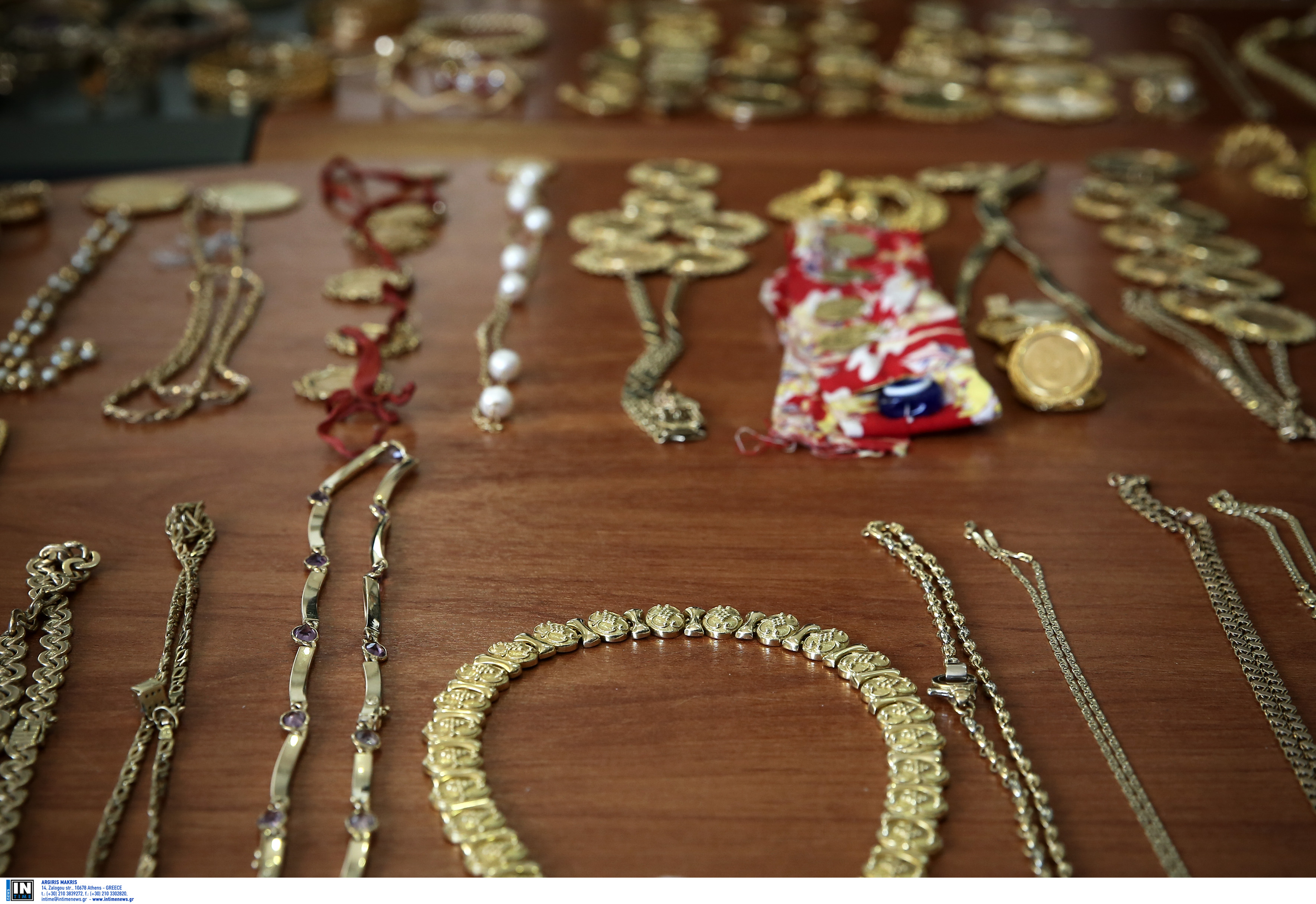 Σέρρες: Γυναίκα βούτηξε από σπίτι κοσμήματα 1.000 ευρώ