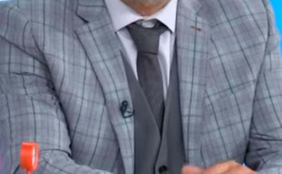 Απίστευτο! Δεν πρόλαβε να αλλάξει και βγήκε στην εκπομπή με τα ρούχα που φοράει στη σειρά…