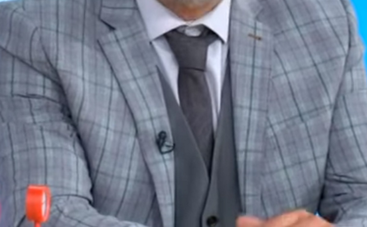 Απίστευτο! Δεν πρόλαβε να αλλάξει και βγήκε στην εκπομπή με τα ρούχα που φοράει στη σειρά…