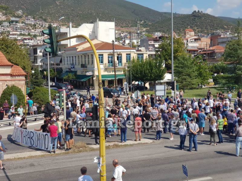 Φθιώτιδα: Έκλεισαν την εθνική οδό – Μαύρες σημαίες για το hot spot στον Καραβόμυλο [pics]
