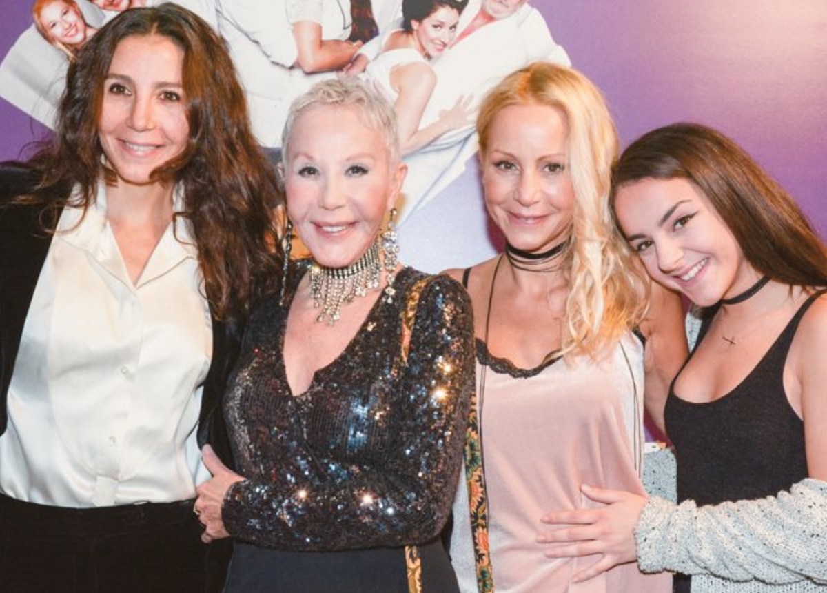 Αναβάλλεται ο πόλεμος για τη βίλα της Ζωής Λάσκαρη!