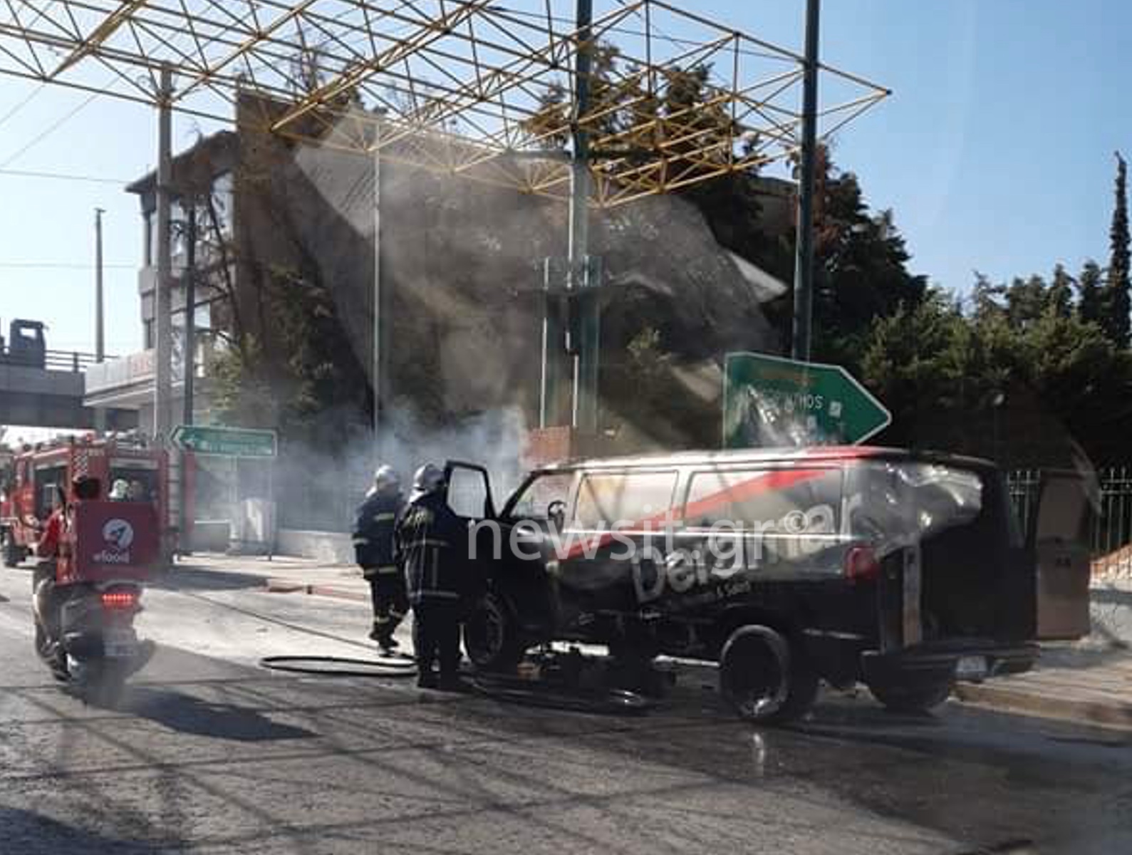 Βαν τυλίχθηκε στις φλόγες στην Λένορμαν! [pics]