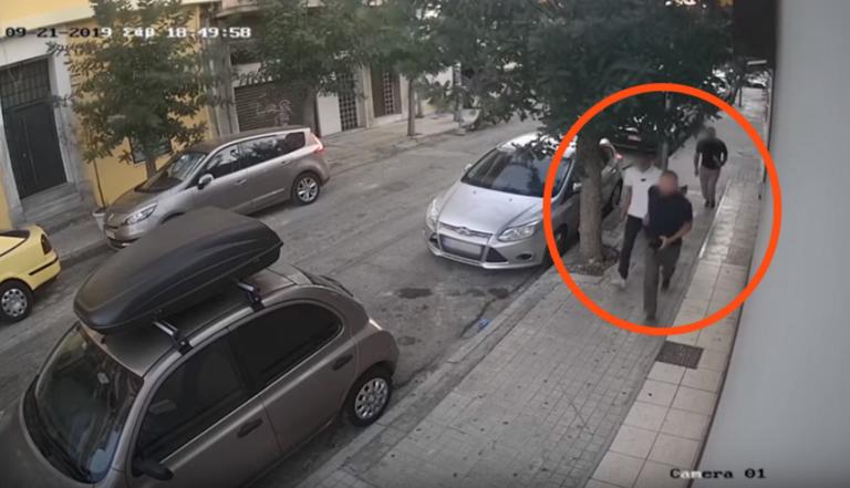Βίντεο ντοκουμέντο! Κάμερες ασφαλείας καταγράφουν καρέ - καρέ θρασύτατη κλοπή στο κέντρο της Αθήνας