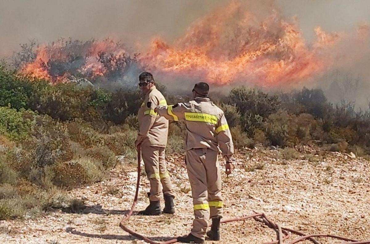 Ζάκυνθος: Η φωτιά κατευθύνεται και απειλεί το χωριό Κερί – Μάχη με το χρόνο από τους Πυροσβέστες – video