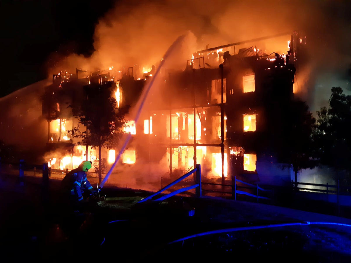 Λονδίνο: Έκρηξη σε διαμέρισμα – Πήρε φωτιά όλο το κτίριο!