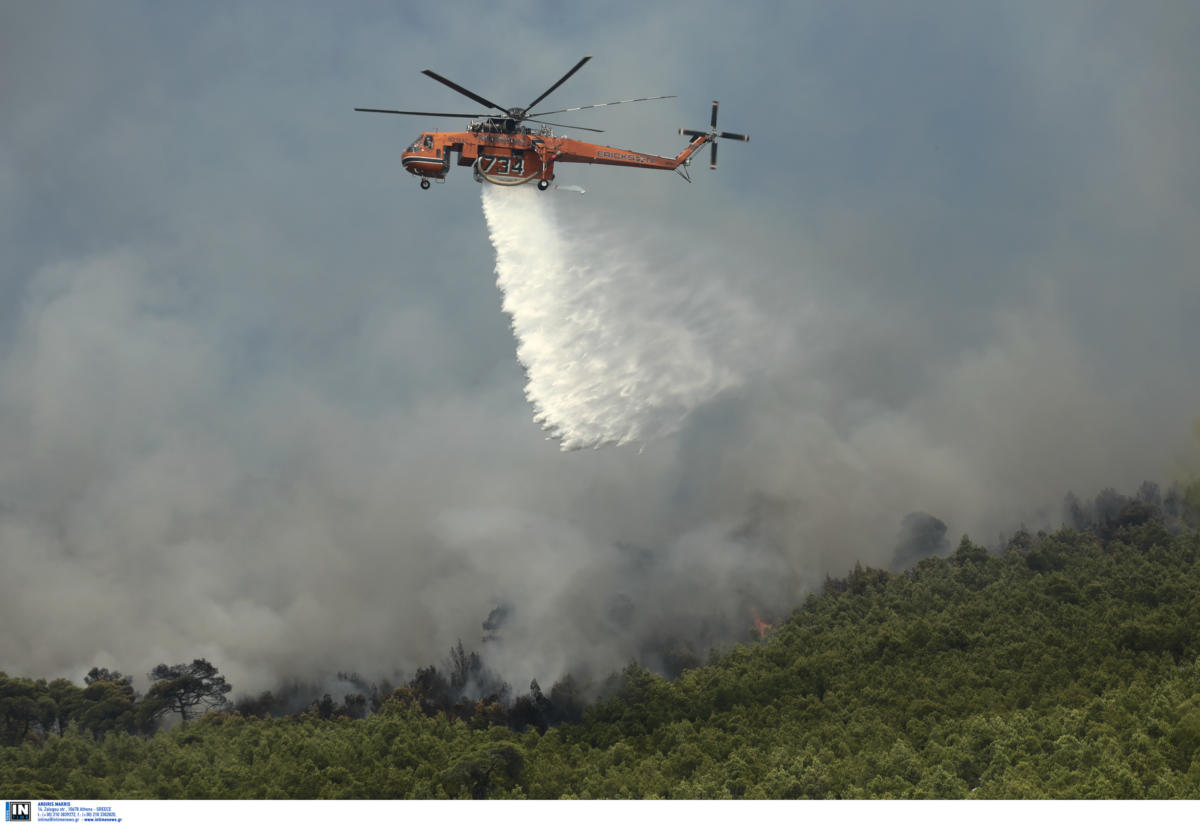 Πολεμούν τις φλόγες από γη και αέρα στη Ζάκυνθο – Σβήνει η φωτιά στο Λουτράκι