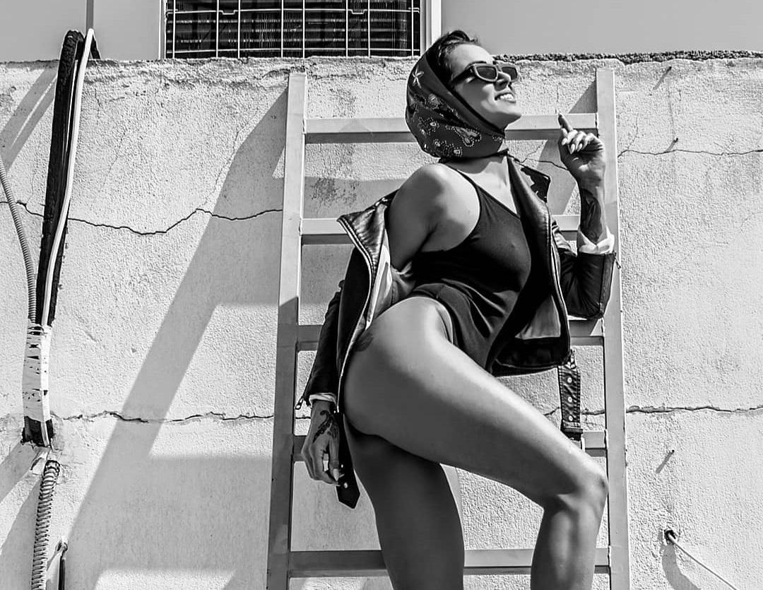 Μαρία Τζινέρη: Η κούκλα τραγουδίστρια ποζάρει μόνο με τα… εσώρουχά της στην κουζίνα του σπιτιού της!