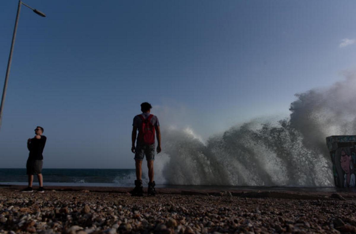 Καιρός – meteo: Έρχονται “τρελά” μελτέμια – Παρούσα η ζέστη – Πού θα βρέξει