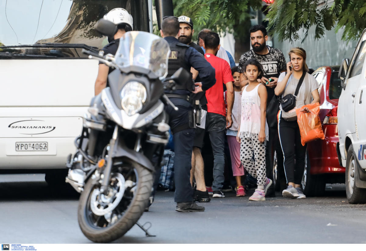 Στην δομή φιλοξενίας Κορίνθου μεταφέρονται οι αλλοδαποί από την πλατεία Βάθη