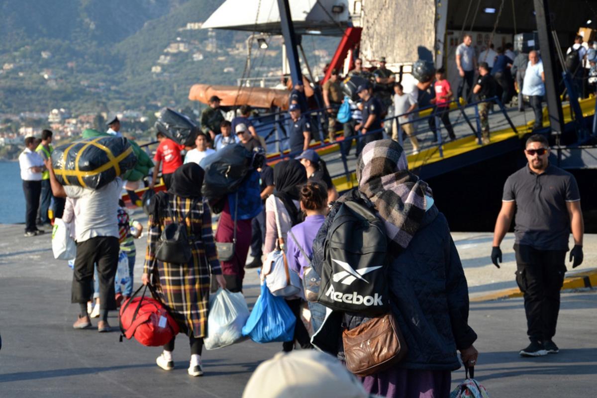 Μόρια: Μετανάστες και πρόσφυγες κρύβονται για να μην μεταφερθούν στη βόρεια Ελλάδα
