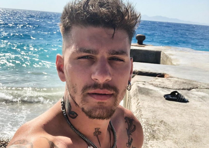 Steve Milatos: Ποζάρει γυμνός, με ένα ζευγάρι γυναικείες μπότες στα… επίμαχα σημεία!