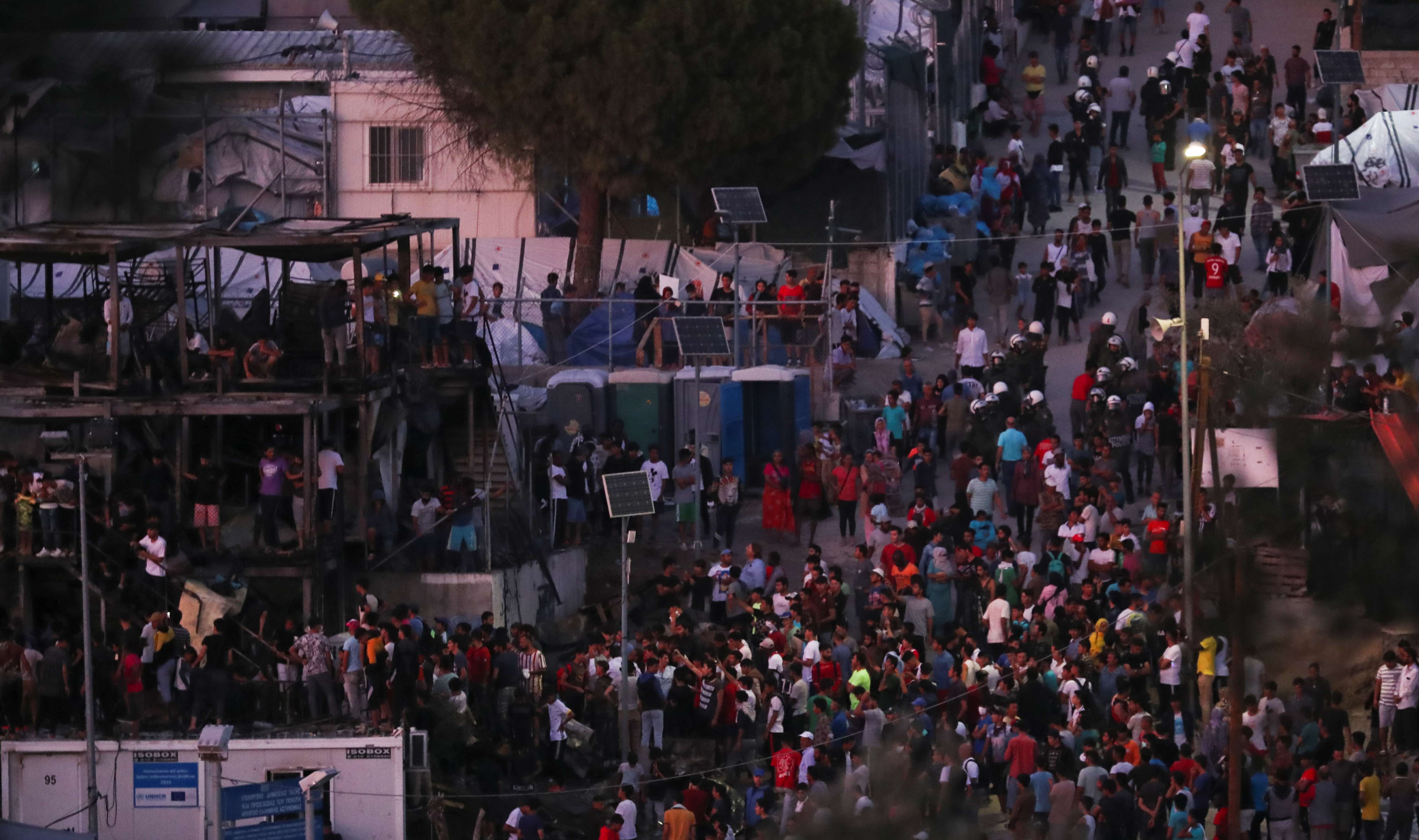 ΣΥΡΙΖΑ: Αντί να στέλνουν τα ΜΑΤ, να αποσυμφορήσουν τη Μόρια