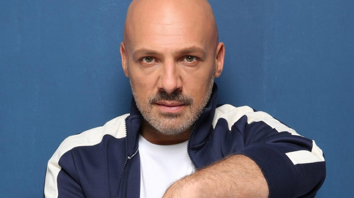 Παίρνει τη θέση του Νίκου Μουτσινά… απέναντι από τον Νίκο Μουτσινά!