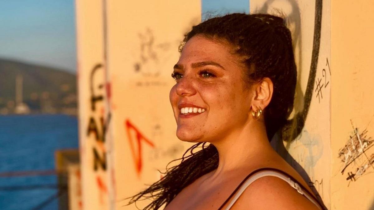 Ξεσπά η Δανάη Μπάρκα κατά του Πάνου Καλίδη! «Στον τύπο που κρατάει όπλο σε αφίσα μπουζουκιών…»