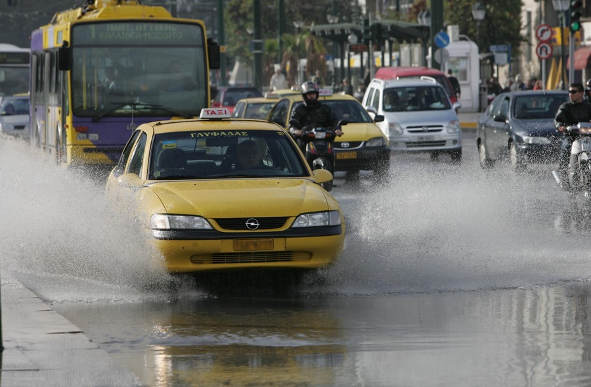 Καιρός σήμερα: Ζέστη με 34άρια και βοριάδες – Απογευματινές μπόρες στα βόρεια