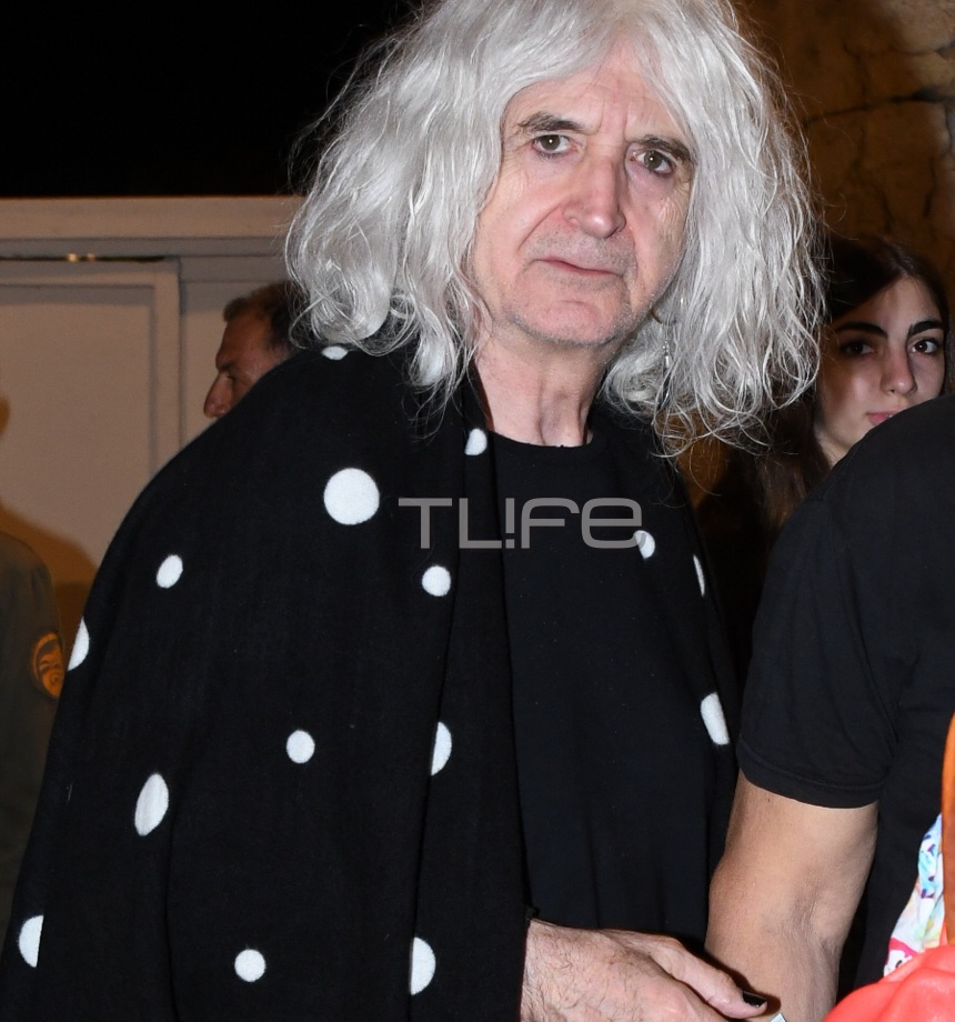 Νίκος Καρβέλας: Με μαύρα νύχια και ροκ στιλ στη συναυλία του Eric Burdon![pics]