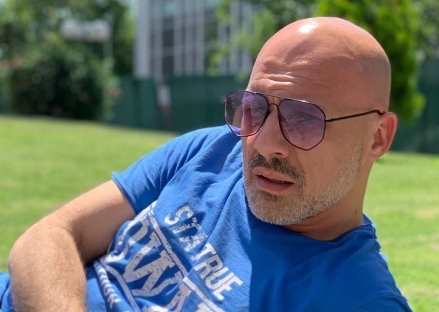 Νίκος Μουτσινάς: Έσβησε όχι μία, όχι δύο, αλλά τρεις εντυπωσιακές τούρτες για τα γενέθλιά του!