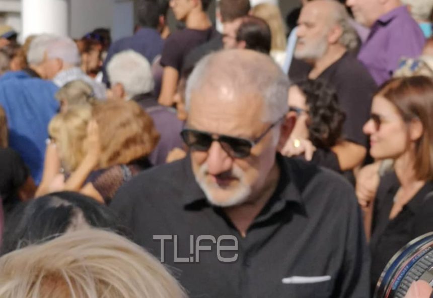 Συγκλονίζουν τα λόγια του Νίκου Πορτοκάλογλου στην κηδεία του Λαυρέντη – «Χθες θα τραγουδούσαμε στο Ηρώδειο και σήμερα»…