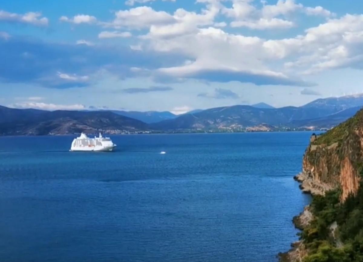 Ναύπλιο: Στόλισε τον ορίζοντα το εντυπωσιακό κρουαζιερόπλοιο – Φέρνει στην πόλη 700 τουρίστες – video