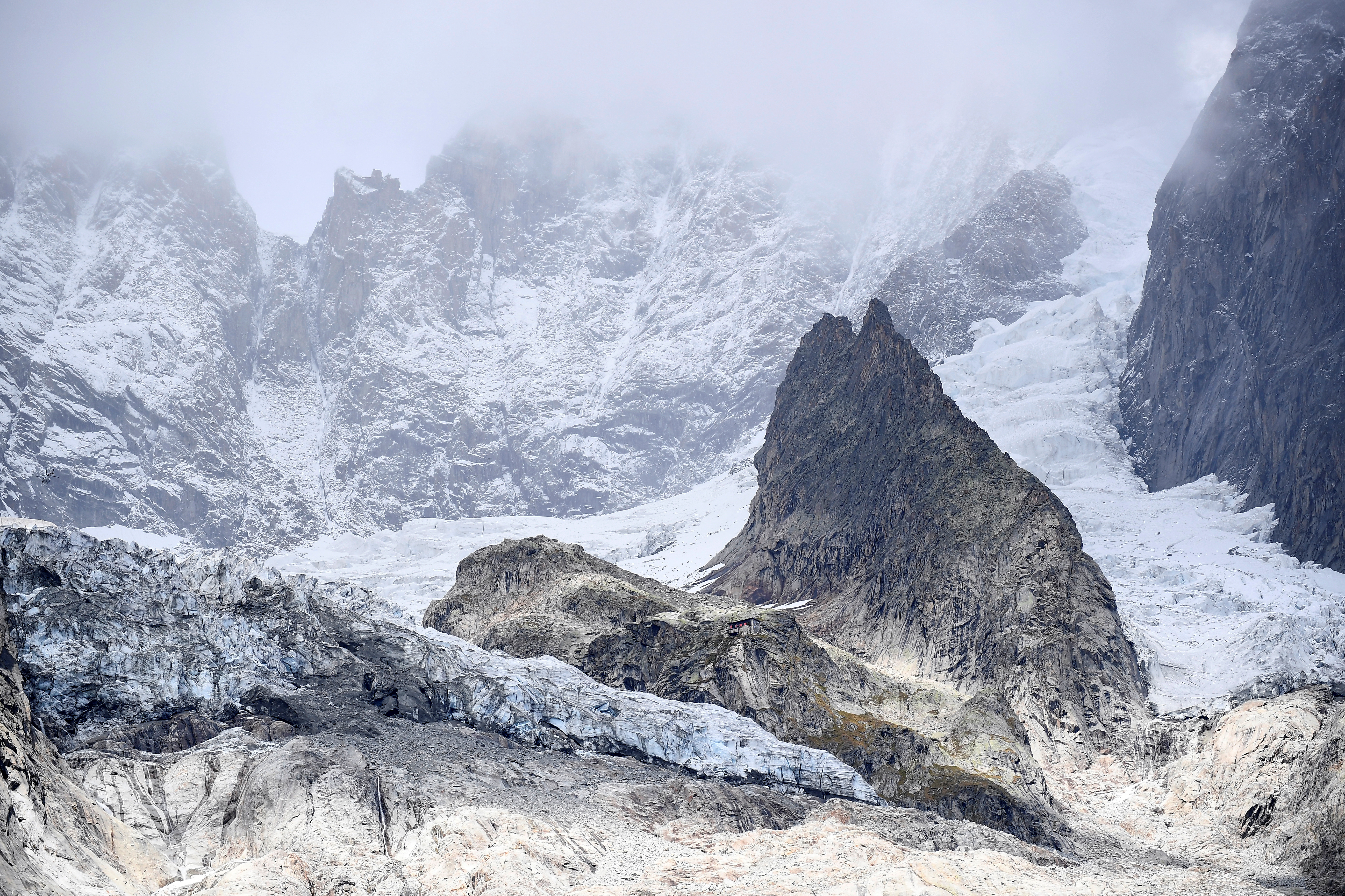 Συναγερμός στις Άλπεις! Καταρρέει παγετώνας στο Mont Blanc