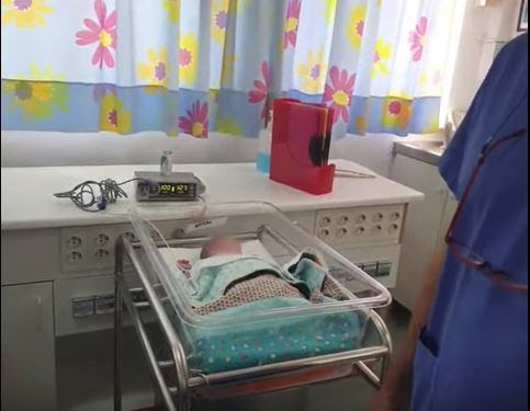 Νοσοκομείο Νίκαιας: Το αγγελούδι που προσπάθησε να πουλήσει η μητέρα του, στην αγκαλιά των νοσηλευτών  [vid]