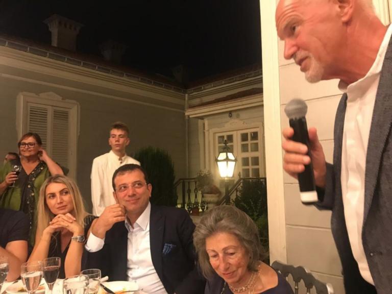 Στο ίδιο τραπέζι ο Γιώργος Παπανδρέου και ο δήμαρχος Κωνσταντινούπολης στο σπίτι των Ινονού
