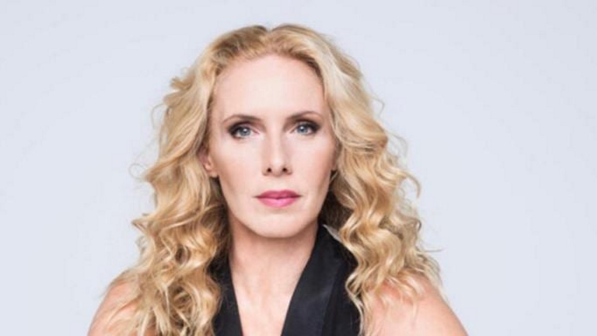 Η Εβελίνα Παπούλια αποκαλύπτει πρώτη φορά για το διαζύγιό της! «Χώρισα γιατί έβλεπα…»