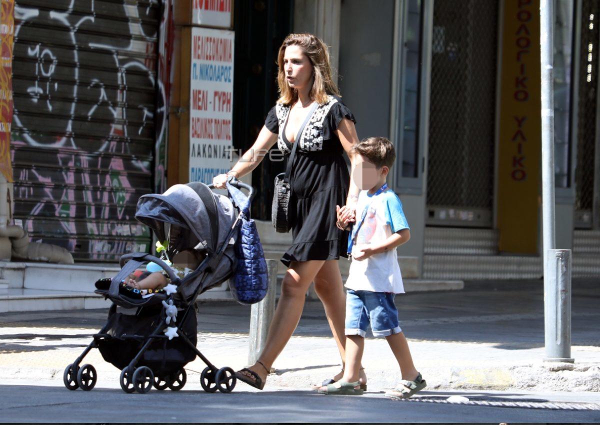 Κατερίνα Παπουτσάκη: Βόλτα στην Αθήνα με τους άντρες της ζωής της! Φωτογραφίες