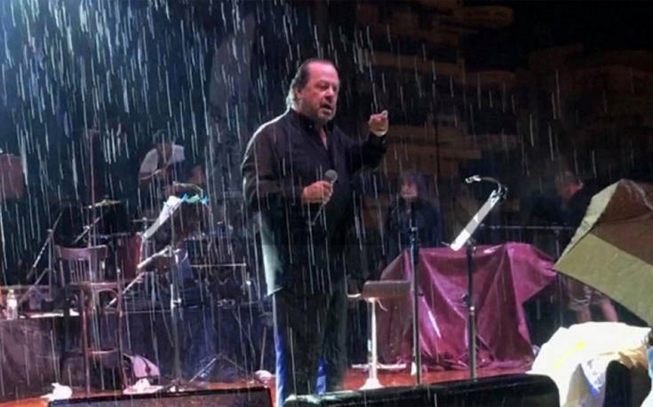 Θεσσαλονίκη: Ο καυγάς του Γιάννη Πάριου με δήμαρχο μπροστά στις κάμερες – Διακόπηκε η συναυλία – video