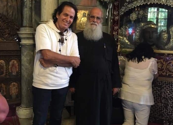 Ο Πασχάλης με την σύζυγό του προσκύνησαν τον Ταξιάρχη στη Λέσβο! [pics]