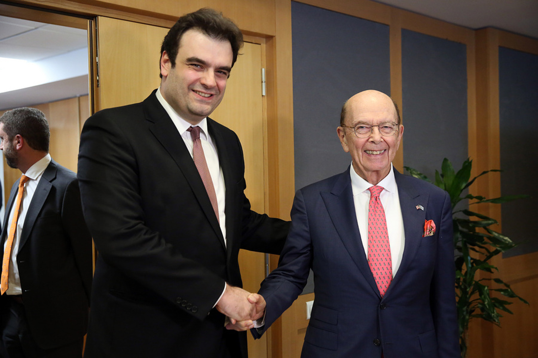 Σε φιλικό κλίμα η συνάντηση Πιερρακάκη – Γουίλμπορ Ρος [pics]