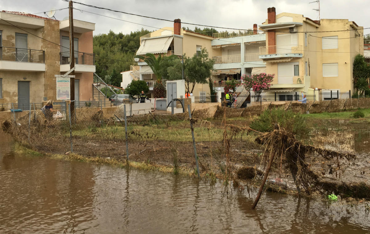 Διευκολύνσεις για εργοδότες και ασφαλισμένους που “χτυπήθηκαν” από πλημμύρες