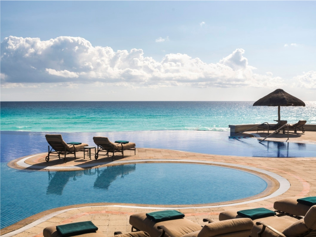 10 πισίνες ξενοδοχείων που πραγματικά σου κόβουν την ανάσα