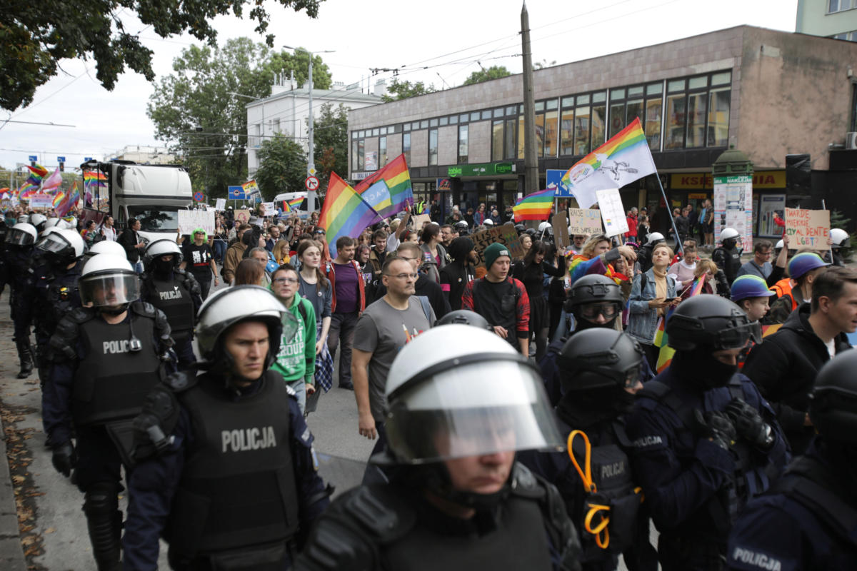 Ακροδεξιοί προσπάθησαν να εμποδίσουν Gay Pride στην Πολωνία [pics]