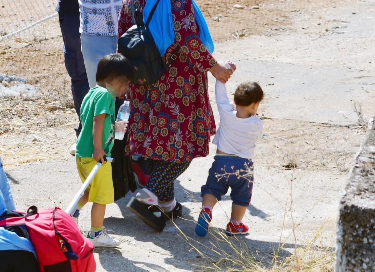 Καβάλα: Παιδίατροι εμβολίασαν τα προσφυγόπουλα του στρατοπέδου Ασημακόπουλου